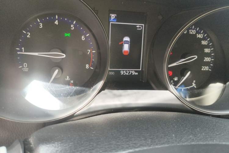 Used Toyota C-HR 2018 2.0L Leading with Sunroof China V Standard Odometer Close Up