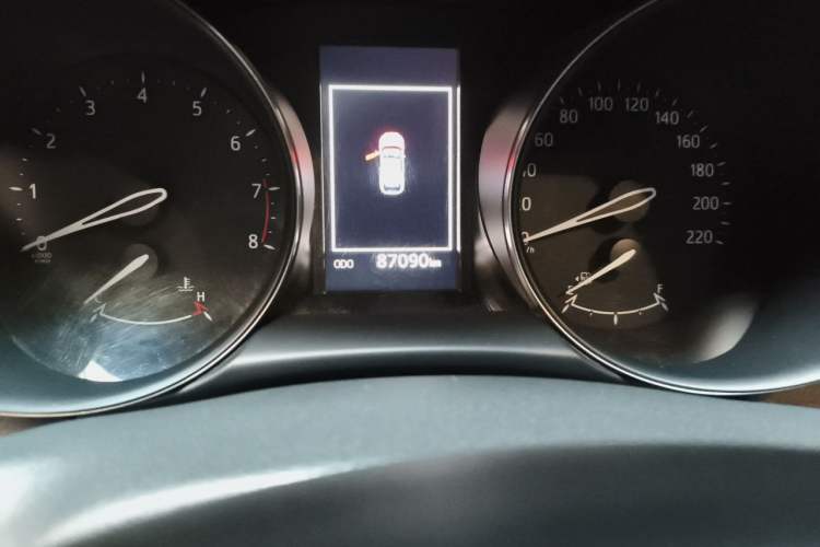 Used Toyota C-HR 2018 2.0L Luxury Sunroof Version China VI Standard Odometer Close Up