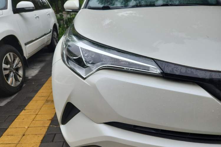 Used Toyota C-HR 2018 2.0L Leading with Sunroof China VI Standard Right Front Headlight
