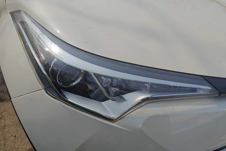 Used Toyota C-HR 2018 2.0L Leading with Sunroof China VI Standard Right Front Headlight
