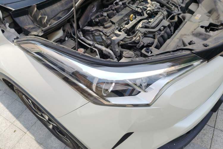 Used Toyota C-HR 2018 2.0L Leading with Sunroof China VI Standard Right Front Headlight