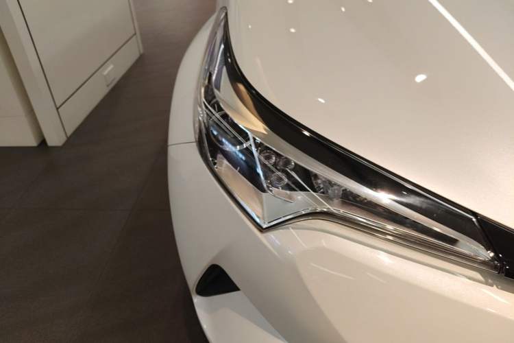 Used Toyota C-HR 2018 2.0L Leading with Sunroof China VI Standard Right Front Headlight
