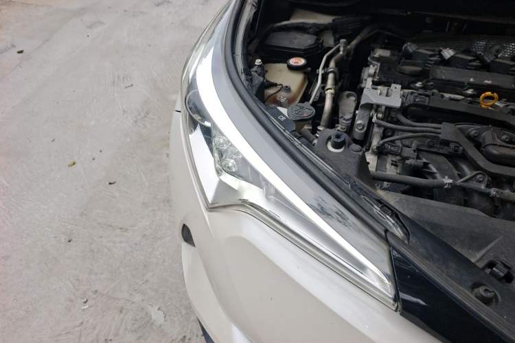 Used Toyota C-HR 2018 2.0L Leading with Sunroof China VI Standard Right Front Headlight