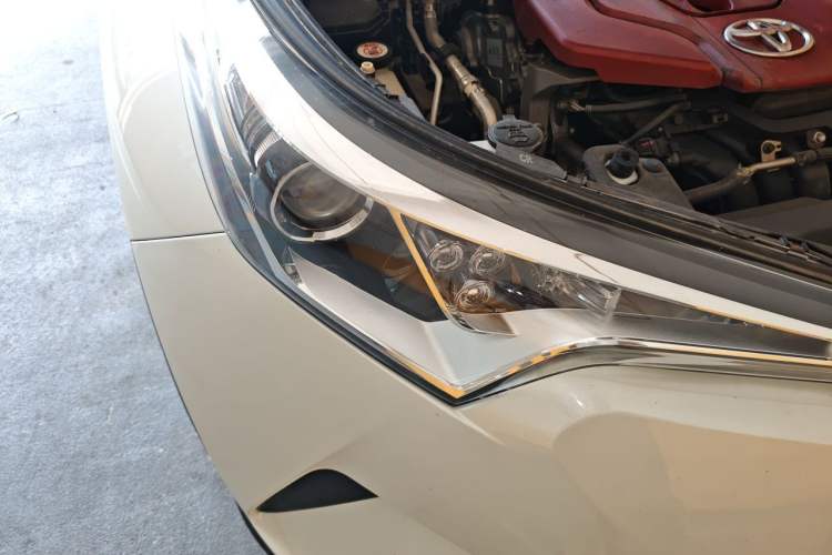 Used Toyota C-HR 2018 2.0L Leading with Sunroof China VI Standard Right Front Headlight