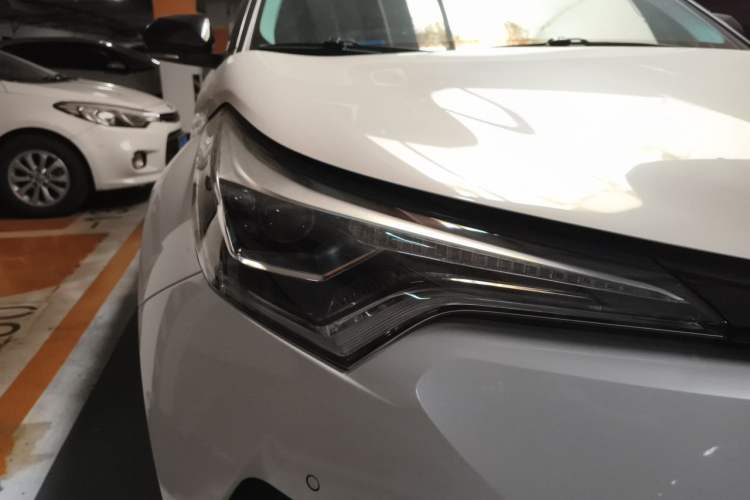 Used Toyota C-HR 2018 2.0L Luxury Sunroof Version China VI Standard Right Front Headlight