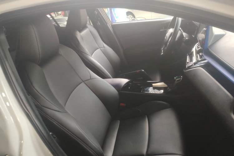 Used Toyota C-HR 2018 2.0L Leading with Sunroof China VI Standard Right Front Seat