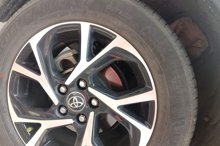Used Toyota C-HR 2018 2.0L Luxury Sunroof Version China VI Standard Right Front Wheel Hub