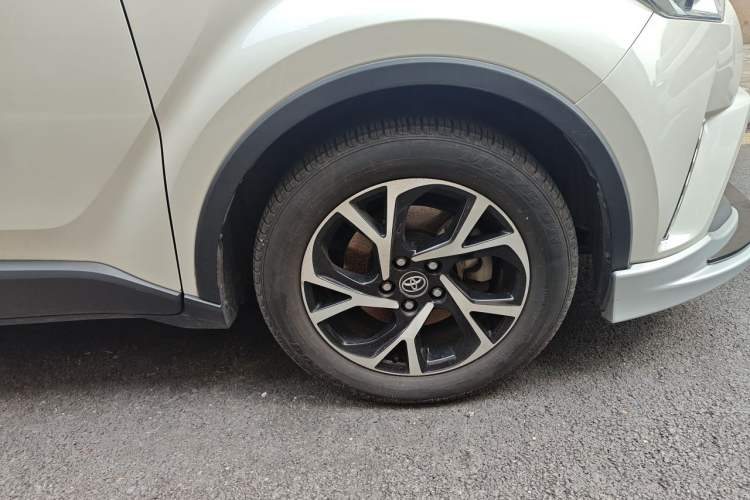 Used Toyota C-HR 2018 2.0L Leading with Sunroof China VI Standard Right Front Wheel Hub