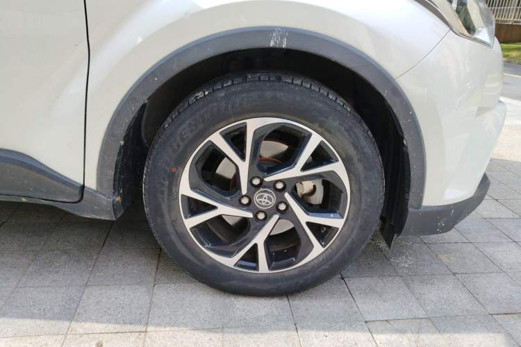 Used Toyota C-HR 2018 2.0L Leading with Sunroof China VI Standard Right Front Wheel Hub