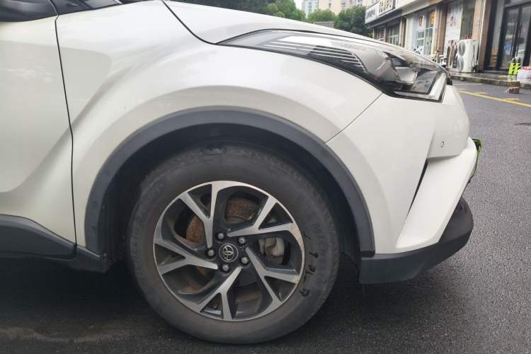 Used Toyota C-HR 2018 2.0L Luxury Sunroof Version China V Emission Standard Right Front Wheel Hub