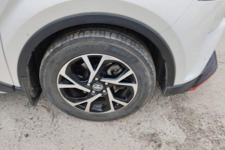 Used Toyota C-HR 2018 2.0L Leading with Sunroof China VI Standard Right Front Wheel Hub