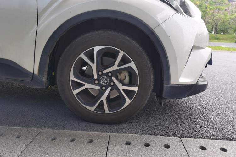 Used Toyota C-HR 2018 2.0L Leading with Sunroof China VI Standard Right Front Wheel Hub
