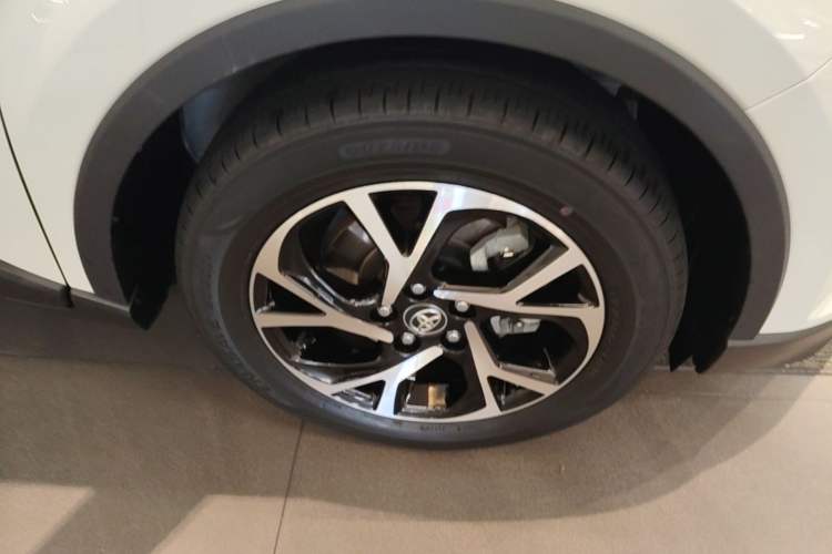 Used Toyota C-HR 2018 2.0L Leading with Sunroof China VI Standard Right Front Wheel Hub