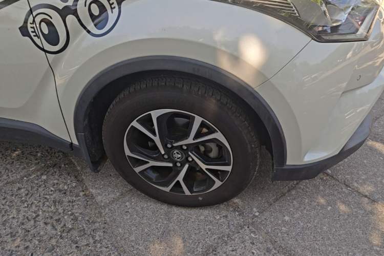 Used Toyota C-HR 2018 2.0L Luxury Sunroof Version China V Emission Standard Right Front Wheel Hub