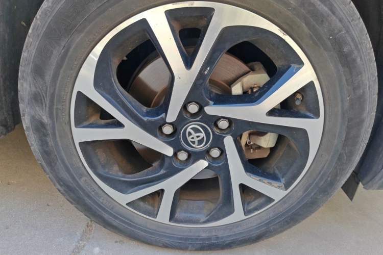Used Toyota C-HR 2018 2.0L Leading with Sunroof China VI Standard Right Front Wheel Hub