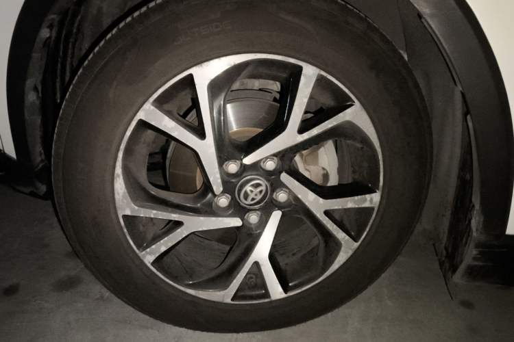Used Toyota C-HR 2018 2.0L Luxury Sunroof Version China VI Standard Right Front Wheel Hub