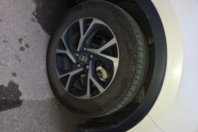 Used Toyota C-HR 2018 2.0L Leading with Sunroof China VI Standard Right Front Wheel Hub