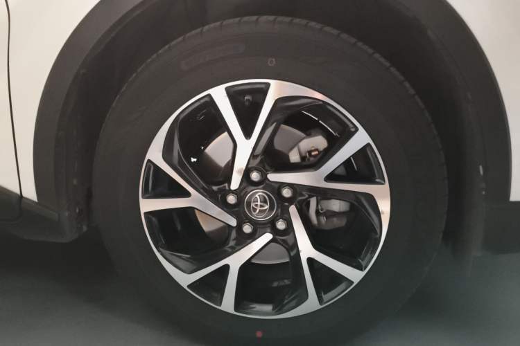 Used Toyota C-HR 2018 2.0L Luxury Sunroof Version China VI Standard Right Front Wheel Hub