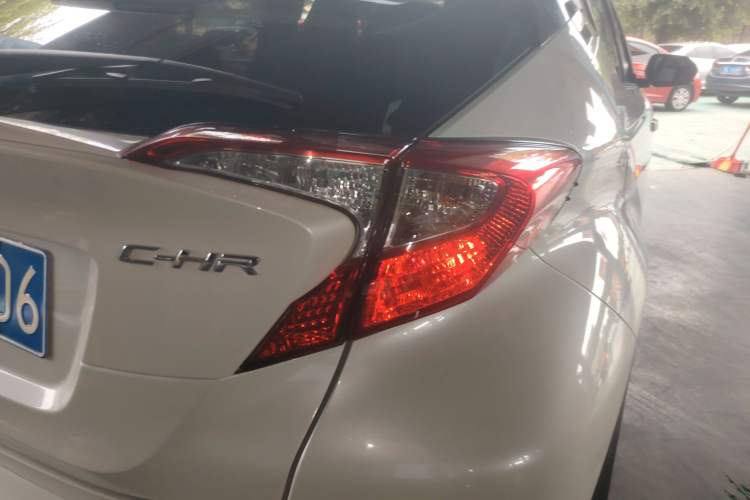 Used Toyota C-HR 2018 2.0L Leading with Sunroof China VI Standard Right Rear Taillight