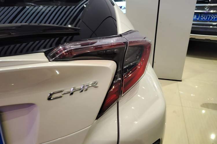 Used Toyota C-HR 2018 2.0L Luxury Sunroof Version China V Emission Standard Right Rear Taillight