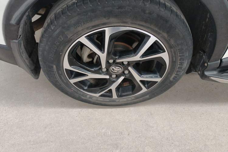 Used Toyota C-HR 2018 2.0L Leading with Sunroof China VI Standard Right Rear Wheel Hub
