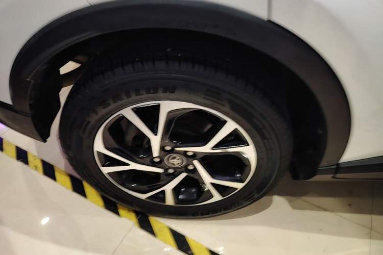 Used Toyota C-HR 2018 2.0L Luxury Sunroof Version China V Emission Standard Right Rear Wheel Hub