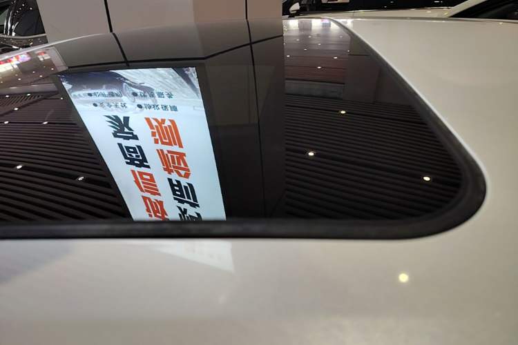 Used Toyota C-HR 2018 2.0L Luxury Sunroof Version China V Emission Standard Roof