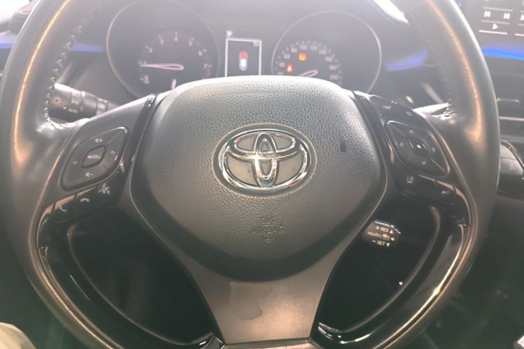 Used Toyota C-HR 2018 2.0L Flagship Sunroof Version China V Standard Steering Wheel