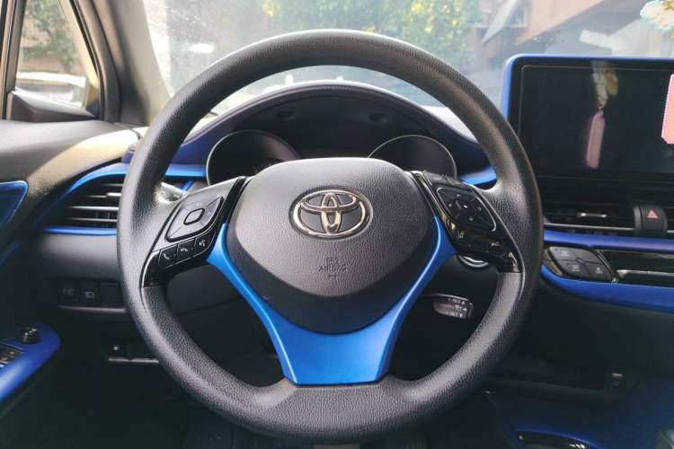 Used Toyota C-HR 2018 2.0L Leading with Sunroof China VI Standard Steering Wheel