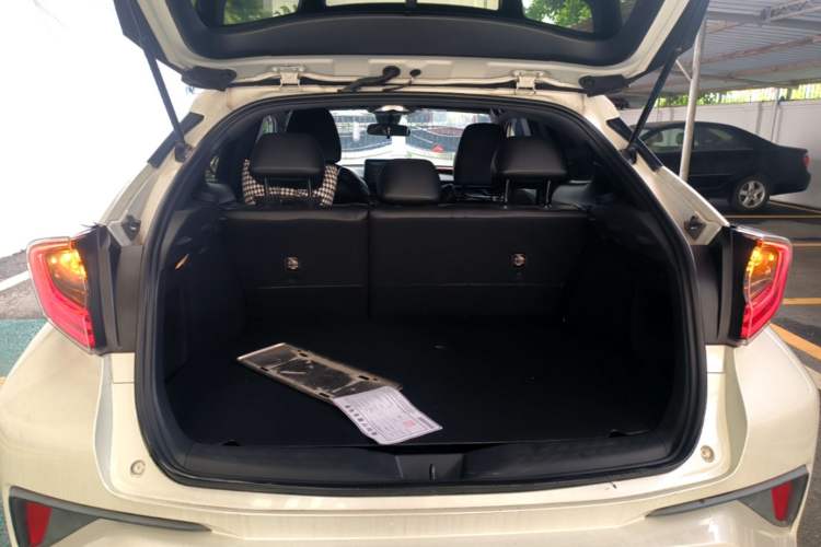 Used Toyota C-HR 2018 2.0L Flagship Sunroof Version China V Standard Trunk