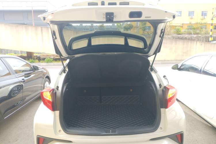 Used Toyota C-HR 2018 2.0L Leading with Sunroof China V Standard Trunk