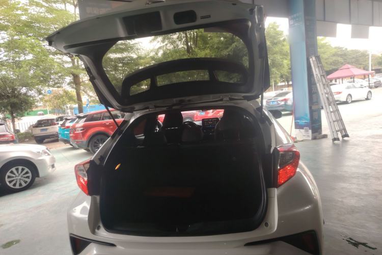 Used Toyota C-HR 2018 2.0L Leading with Sunroof China VI Standard Trunk