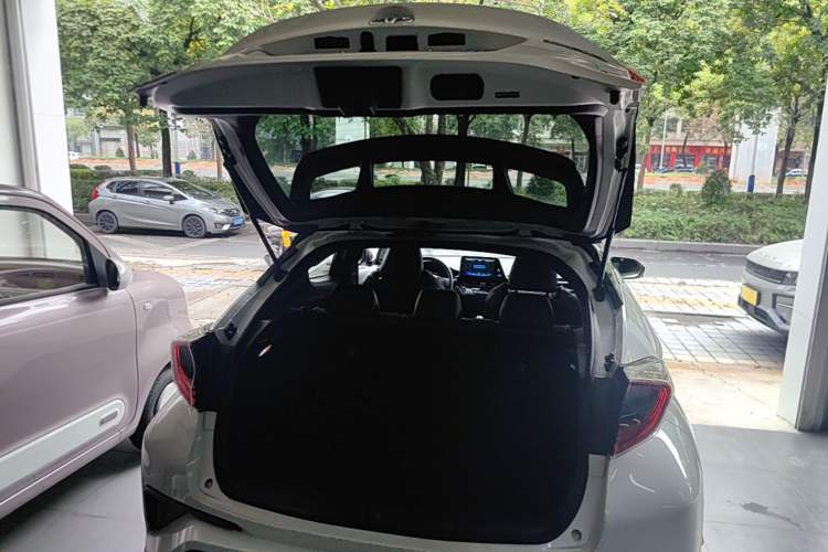 Used Toyota C-HR 2018 2.0L Flagship Version China V Standard Trunk