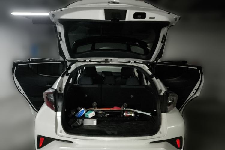Used Toyota C-HR 2018 2.0L Luxury Sunroof Version China VI Standard Trunk