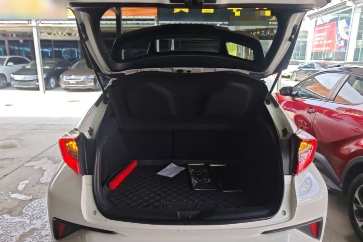 Used Toyota C-HR 2018 2.0L Luxury Edition China V Standard Trunk