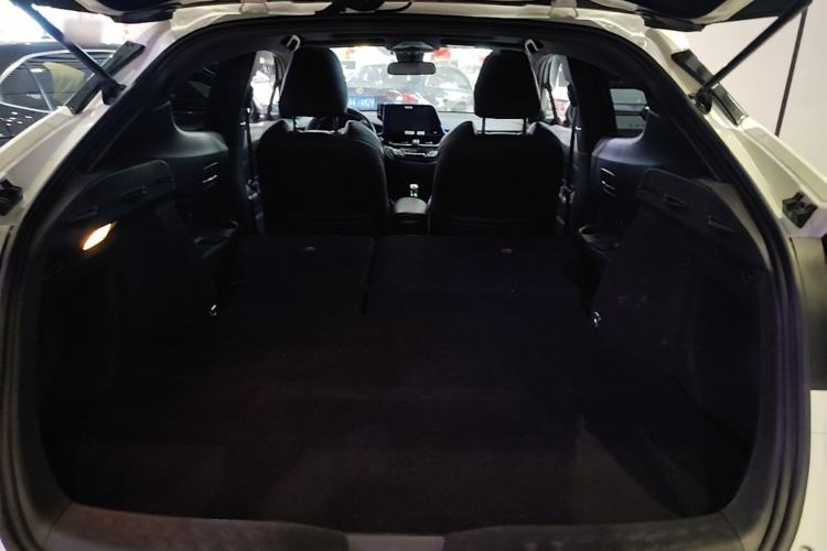 Used Toyota C-HR 2018 2.0L Luxury Sunroof Version China V Emission Standard Trunk