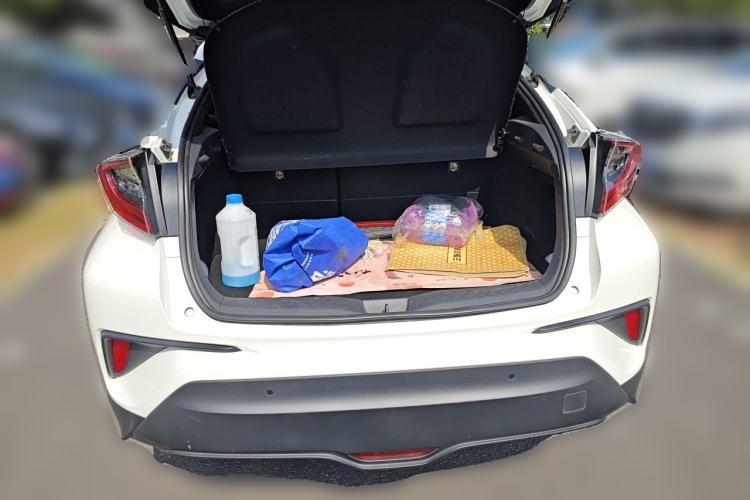 Used Toyota C-HR 2018 2.0L Luxury Sunroof Version China V Emission Standard Trunk