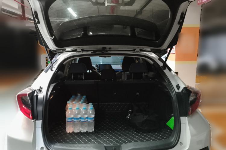 Used Toyota C-HR 2018 2.0L Luxury Sunroof Version China VI Standard Trunk