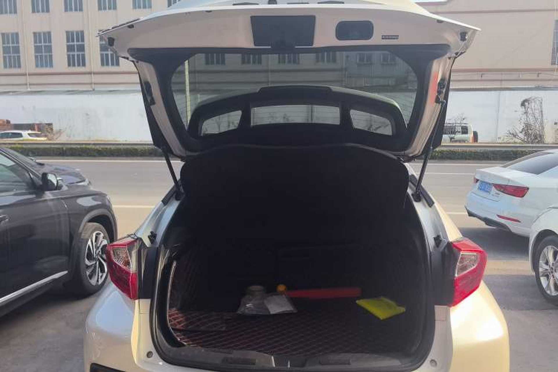 Used Toyota C-HR 2018 2.0L Leading with Sunroof China VI Standard Trunk