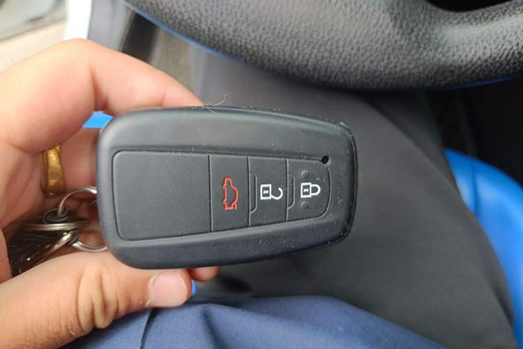 Used Toyota C-HR 2018 2.0L Leading with Sunroof China V Standard Vehicle Key