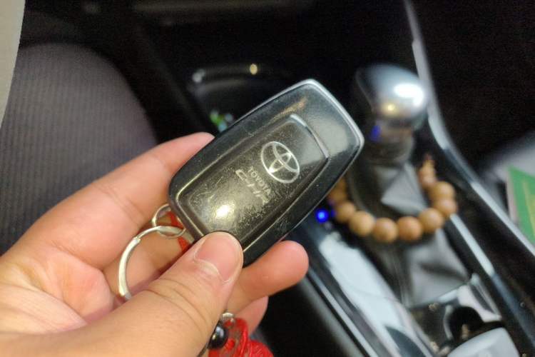 Used Toyota C-HR 2018 2.0L Leading with Sunroof China VI Standard Vehicle Key