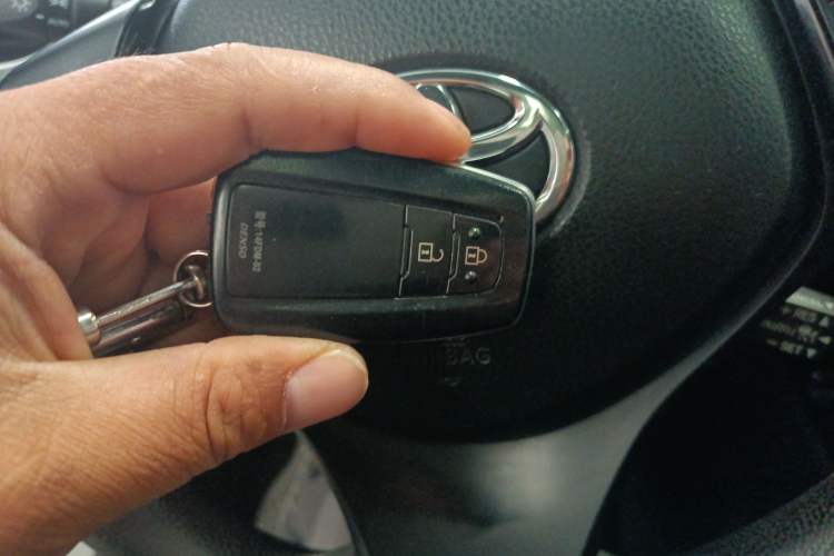 Used Toyota C-HR 2018 2.0L Leading with Sunroof China VI Standard Vehicle Key