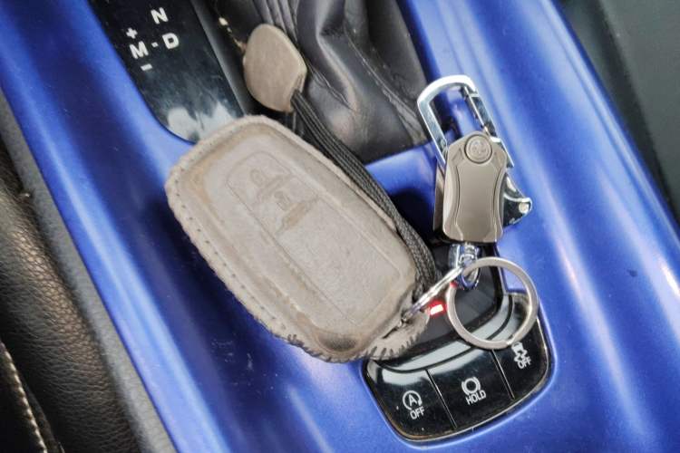 Used Toyota C-HR 2018 2.0L Leading with Sunroof China VI Standard Vehicle Key