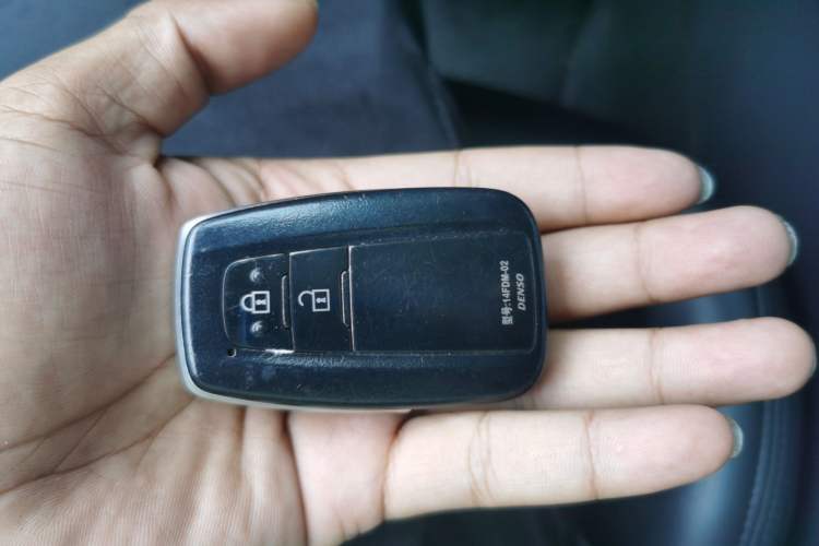 Used Toyota C-HR 2018 2.0L Leading with Sunroof China VI Standard Vehicle Key