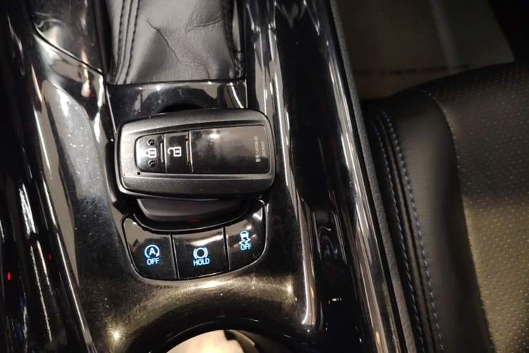 Used Toyota C-HR 2018 2.0L Leading with Sunroof China VI Standard Vehicle Key