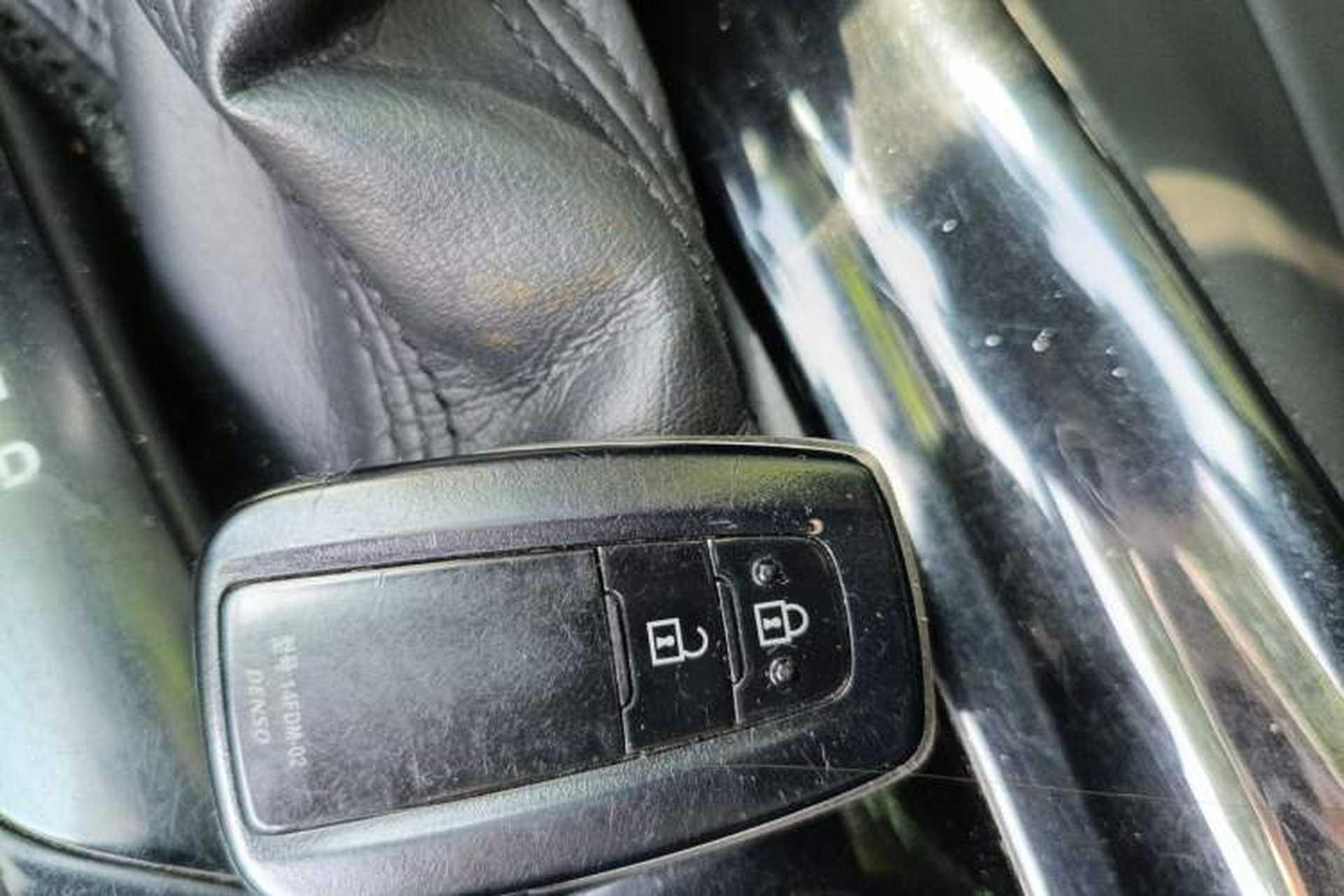 Used Toyota C-HR 2018 2.0L Leading with Sunroof China VI Standard Vehicle Key