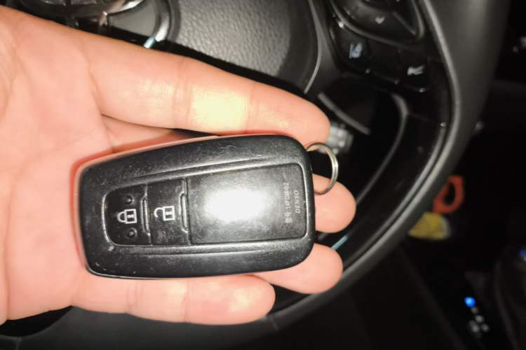 Used Toyota C-HR 2018 2.0L Luxury Sunroof Version China VI Standard Vehicle Key