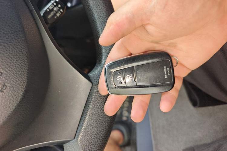 Used Toyota C-HR 2018 2.0L Leading with Sunroof China VI Standard Vehicle Key