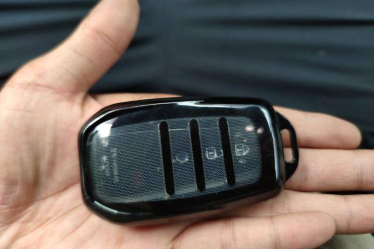 Used Toyota C-HR 2018 2.0L Leading with Sunroof China VI Standard Vehicle Key