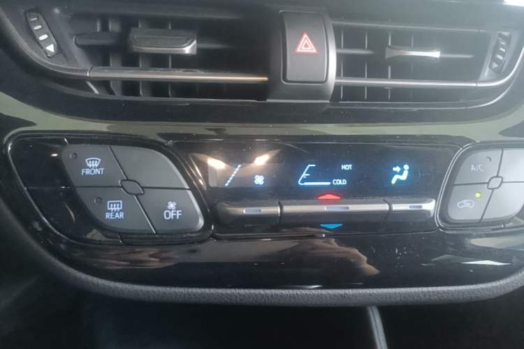 Used Toyota C-HR 2018 2.0L Elite Edition China V standard Audio And AC Panel